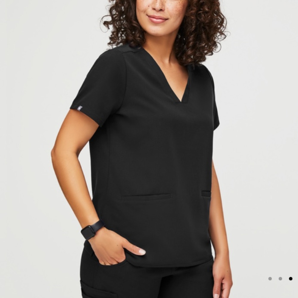 FIGS SMALL women's Black Casma - Three-Pocket Scrub Top - S / Black